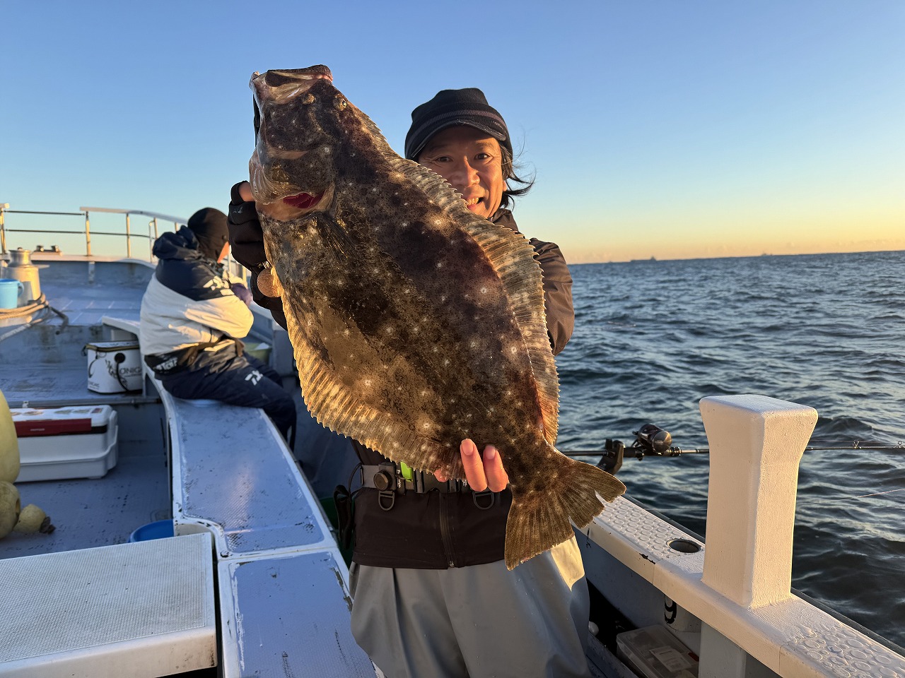 飯岡沖ヒラメ釣りが型・数ともに絶好調！「HBヒラメ」と「kaijinライトヒラメ」使い分けて2桁釣果を達成